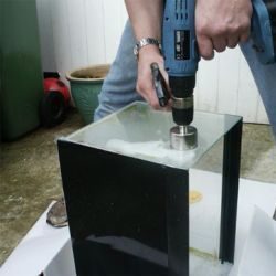 Сверление отверстия в стекле дрелью большого диаметра
