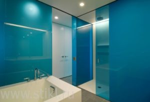 Декоративное стекло Лакобель в ванной синее